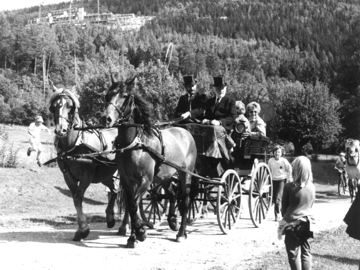 Oslodagene, 28.8.1982. Ankomsten med hester og vogner fra Bogstad Camping til gårdsplassen på Bogstad. Hesteeier Hans Velund til høyre på bukken.