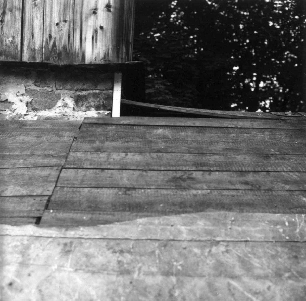 Hus fra Hovde, Ørlandet, Trøndelagstunet. Reparasjon, august 1981. Målet mellom bordtaket og dråpehella på pipa. Pipa har ikke seget i forhold til huset ellers.