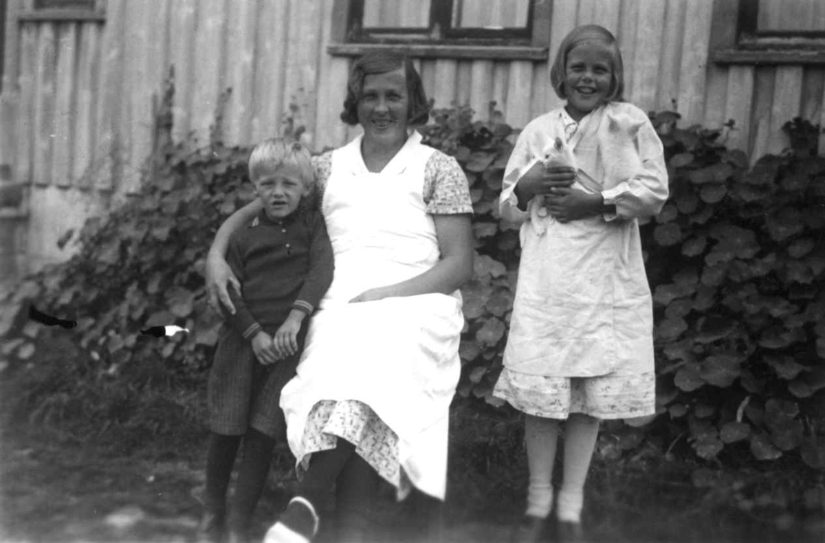 Fru Olav Ramse med to barn, Jenta holder i to kattunger. Tovdal 1936.