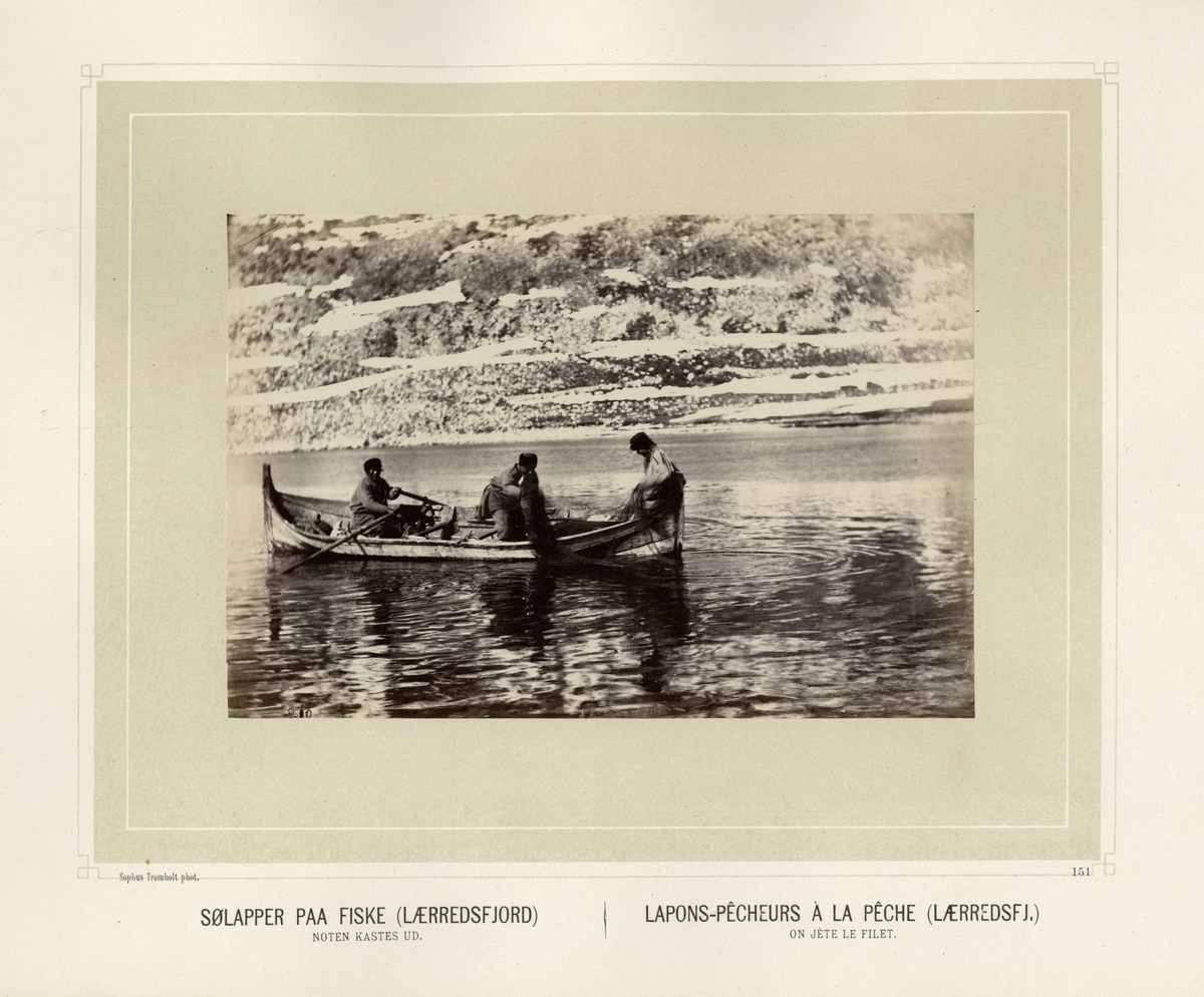 Sjøsamer i robåt driver fiske med garn i Lerresfjord i Finnmark.