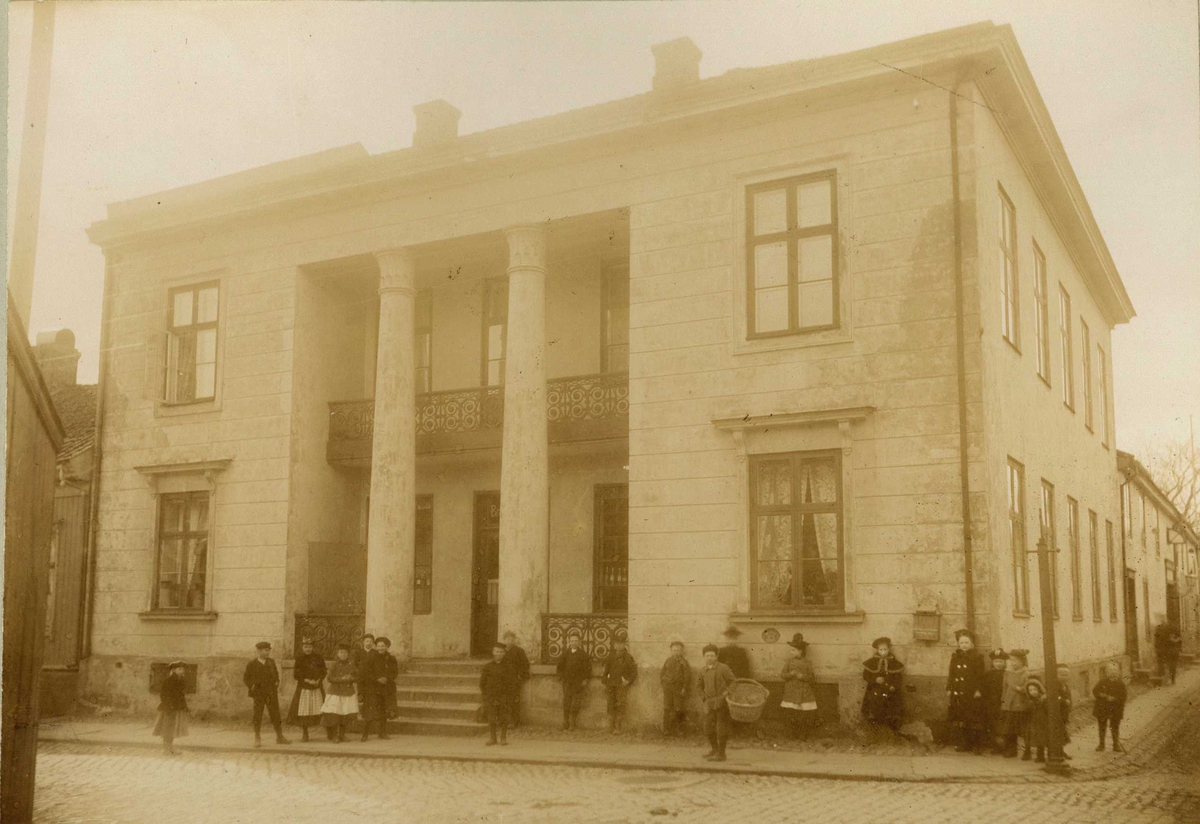 Søylegården, Svenskegaten 10, Halden, Østfold. Tegnet av arkitekt Grosch ca. 1830.  Foto fra Den kulturhistoriske Udstilling  på Norsk Folkemuseum i 1901.