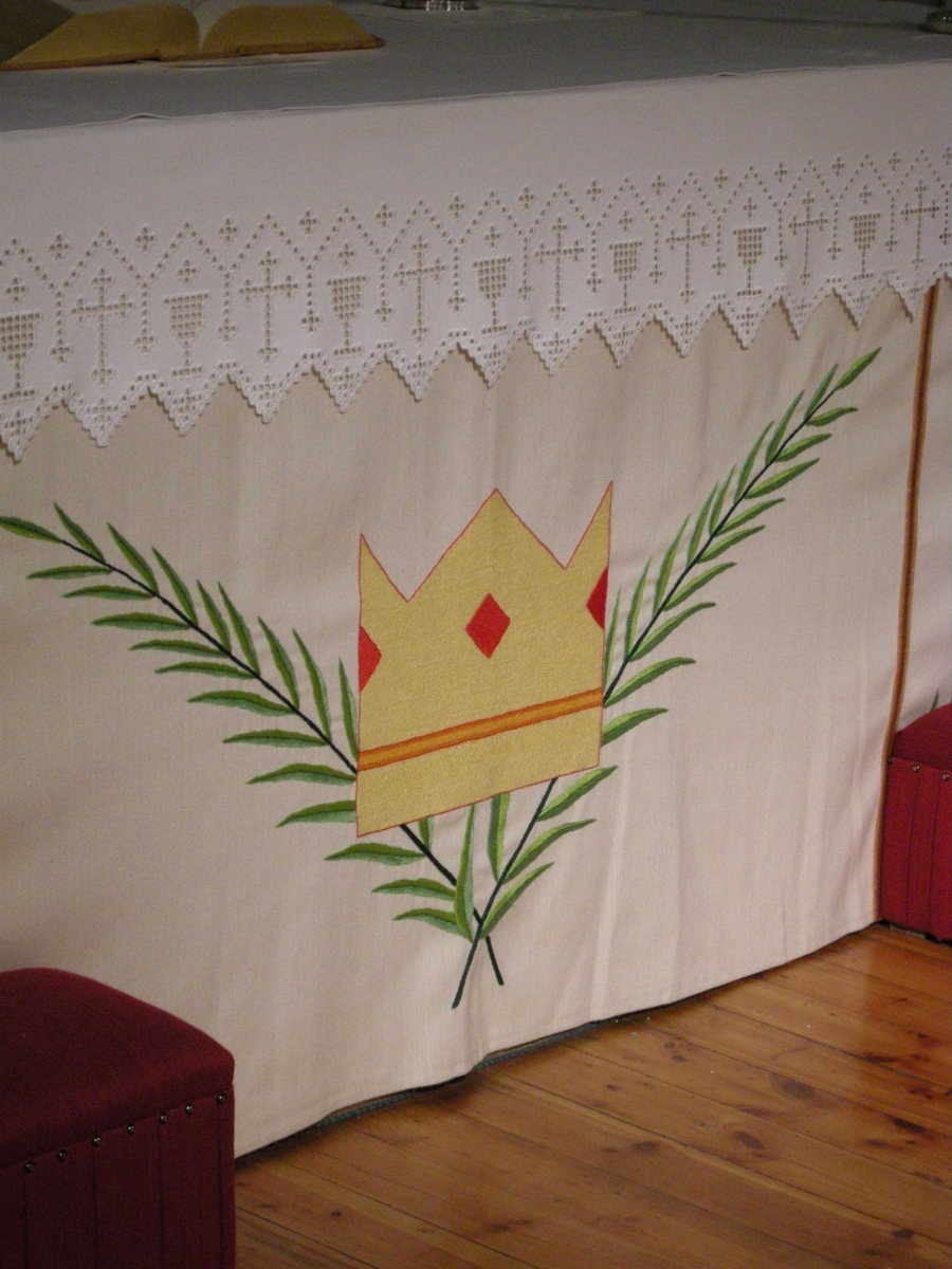 Sarpsborg kirke. 1.juledag, 25.12.2007. Hvitt alterklede (antependium) med krone og palmegrener som symboler.