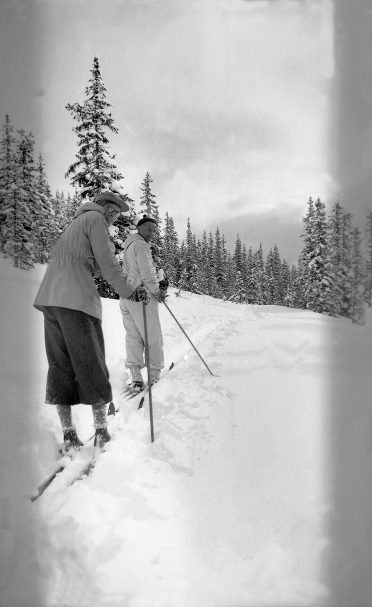 Sverrer Lundh og Paul Holmsen på  ski i Eggedal. Fotografert 1946.