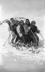 Barn og voksnen står klar for en skitur, Eggedal. Fotografer