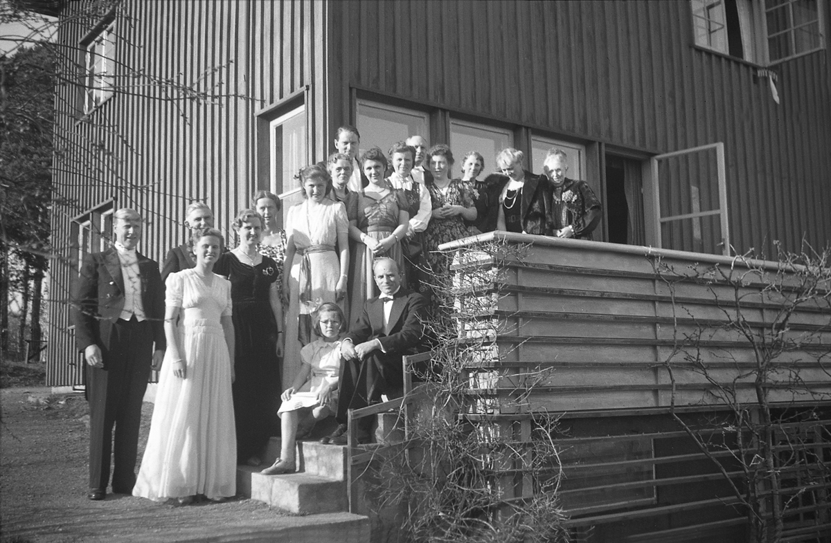 Konfimanten Siri Arentz og konfimasjonsgjestene foran hjemmet i P.T. Mallingsvei 4 på Bygdøy. Fotografert 1947.