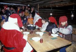 Julemarked 2001.Julenissene spiser
julegrøt.