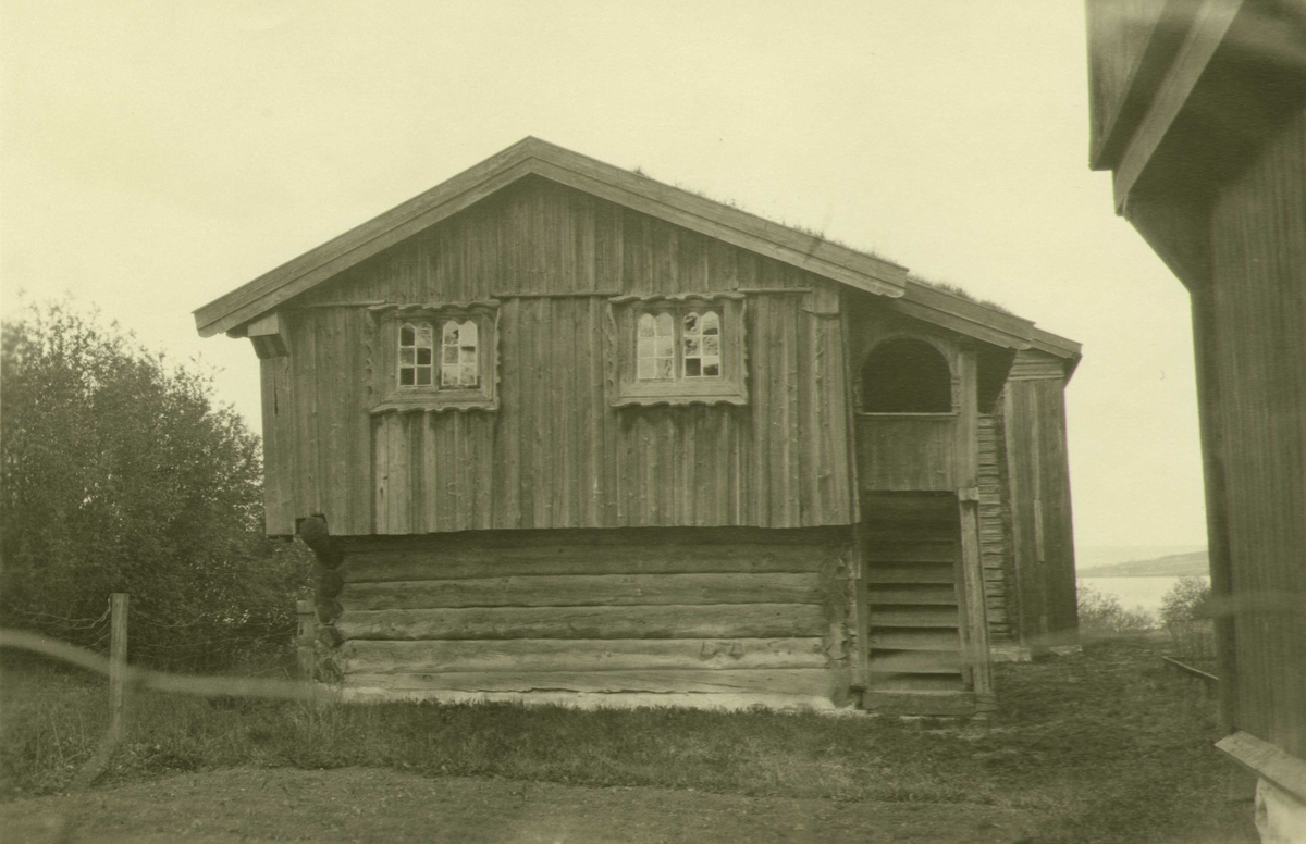 Loft fra Skraastad, Vang, Hamar. Nå på Hedmarksmuseet, Hamar, Hedmark. Fotografert 1923.