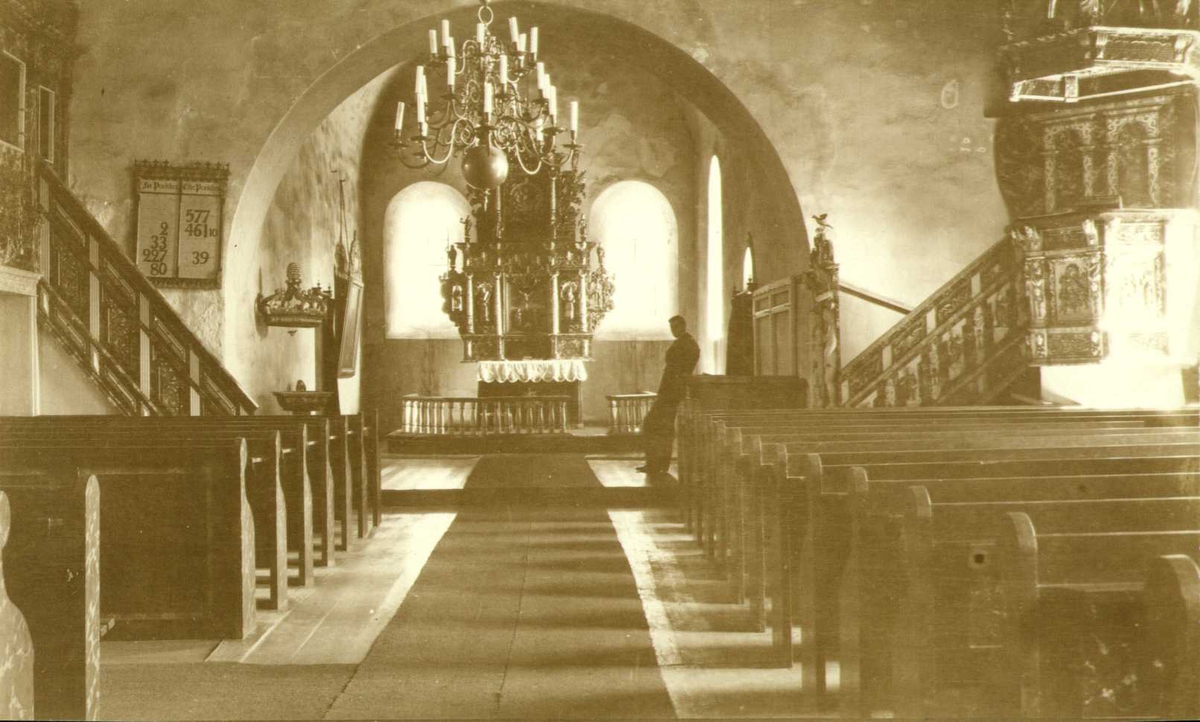 Interiør med alter og prekestol, Stange kirke, Stange, Hedmark. Fotografert 1917.