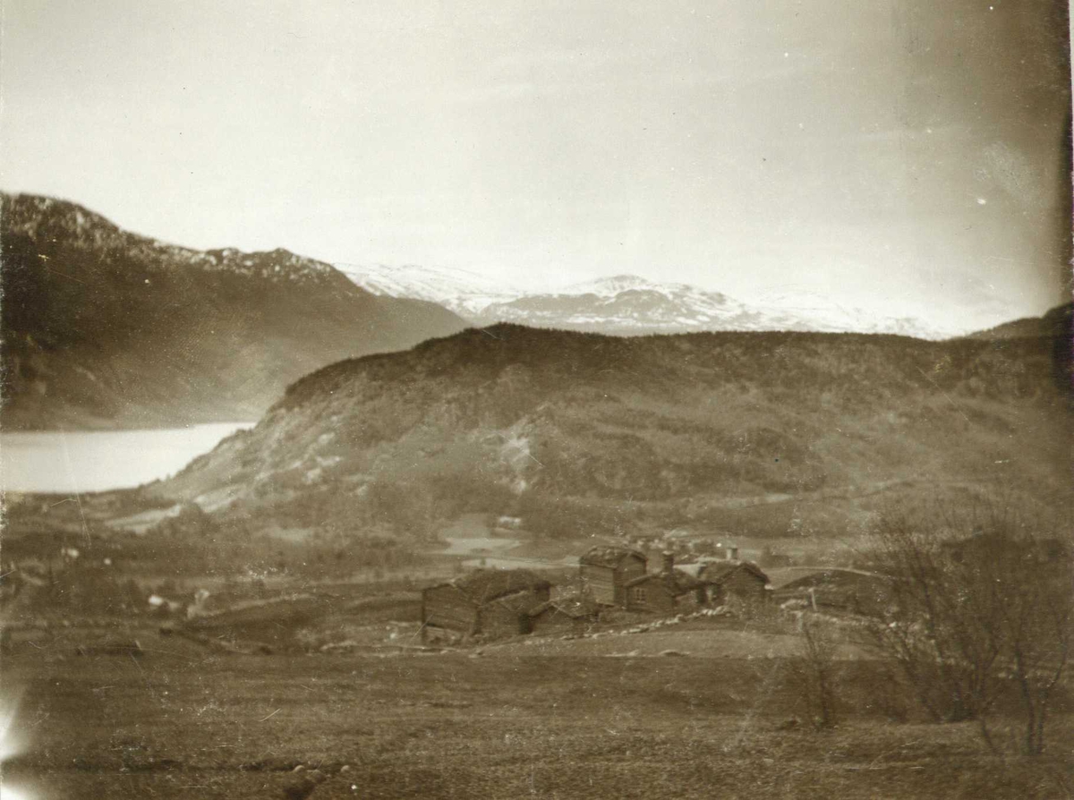 Landskap med gårdstun, Vågåmo, Vågå, Oppland. Fotografert 1909.