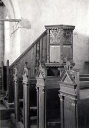 Prekestol fra 1573 og kirkesbenker fra Tingelstad kirke, Bra