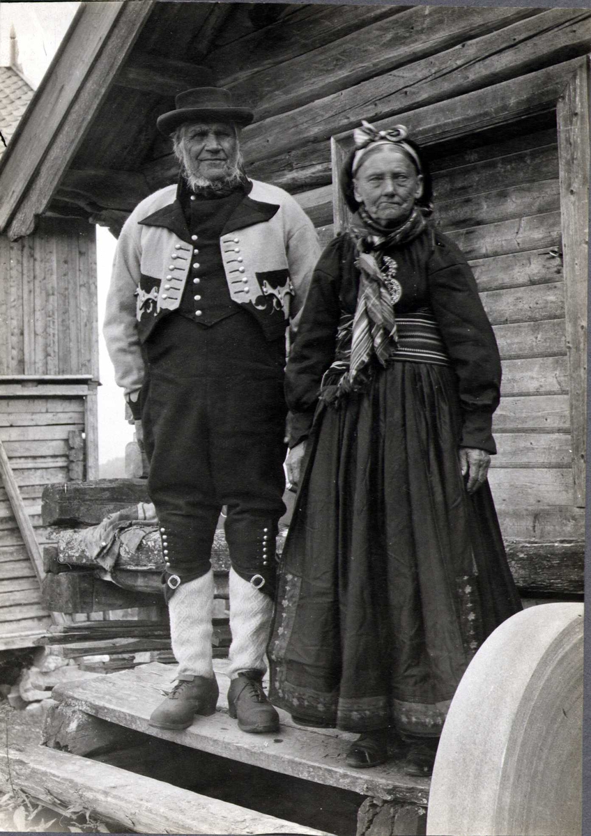 Kvinne og mann i folkedrakter, Hovdejord, Heddal, Notodden, Telemark. Fotografert 1912.