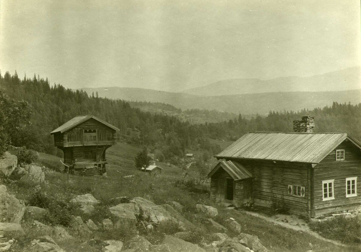 Våningshus og stabbur, Bergelien, Hovin, Tinn, Telemark. Fotografert 1912.