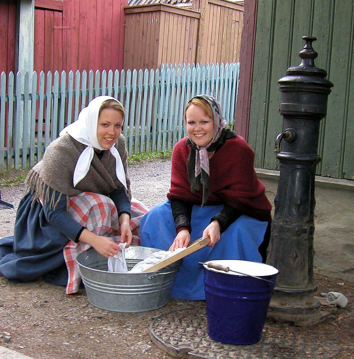 "Bøller og Besteborgere"
 Vandreteater, bilde 3, ved vannposten  på Enerhaugen, Norsk Folkemuseum.