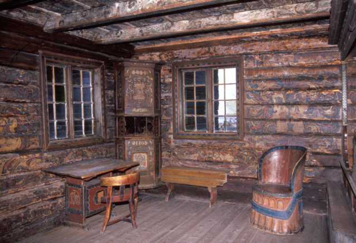 Stue fra Akkerhaugen, Sauherad ca.1800, bygning nummer 132 på Norsk Folkemuseum.Cappelenstua, som den også er kalt, ligger på Telemarkstunet og er innvendig rikt dekorert.Her fra hjørnet med senga, framskapet og en kubbestol.