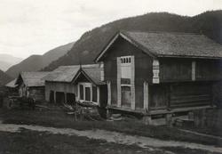 Gårdstun, Vesterdal, Kviteseid, Telemark. Fotografert 1917.