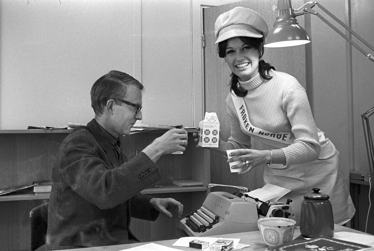 Serie. Tystad i Dagbladet får servert melk av Frøken Norge. Fotografert juni 1968.