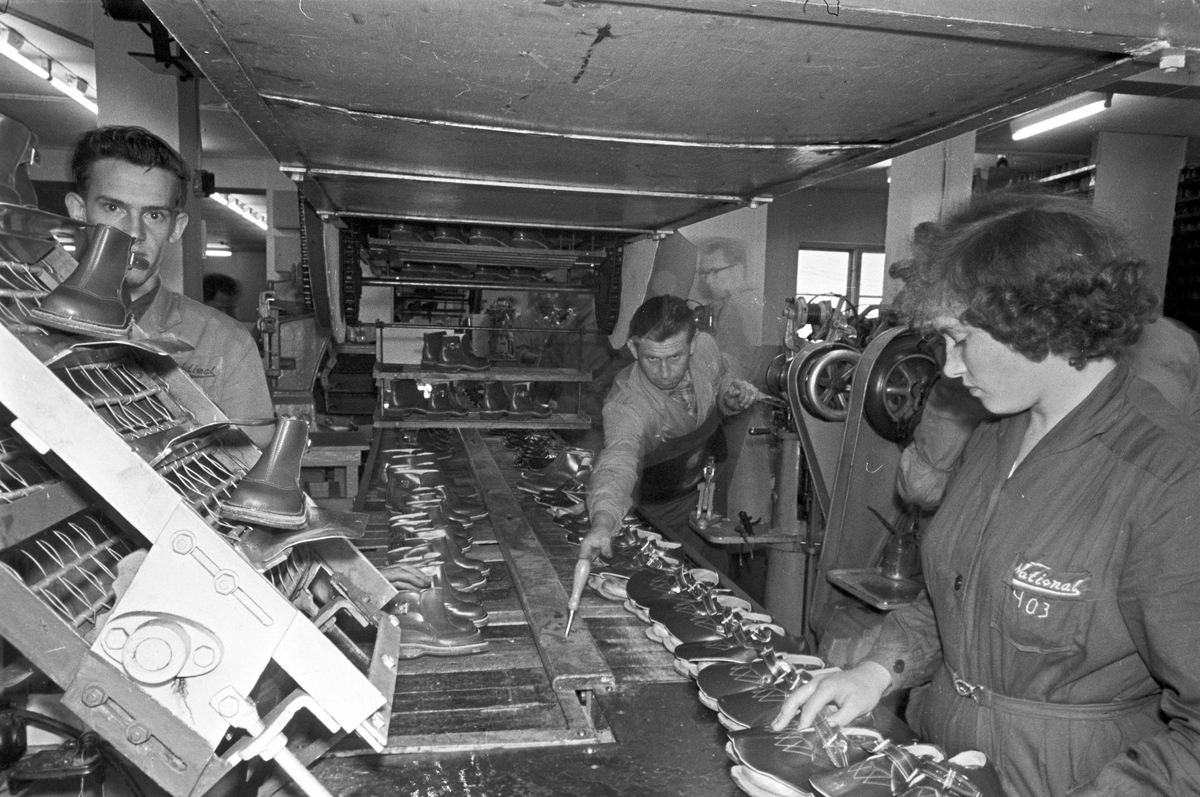 Serie. Produskjon av skotøy ved Sandefjord Skofabrikk. Fotografert okt. 1958.