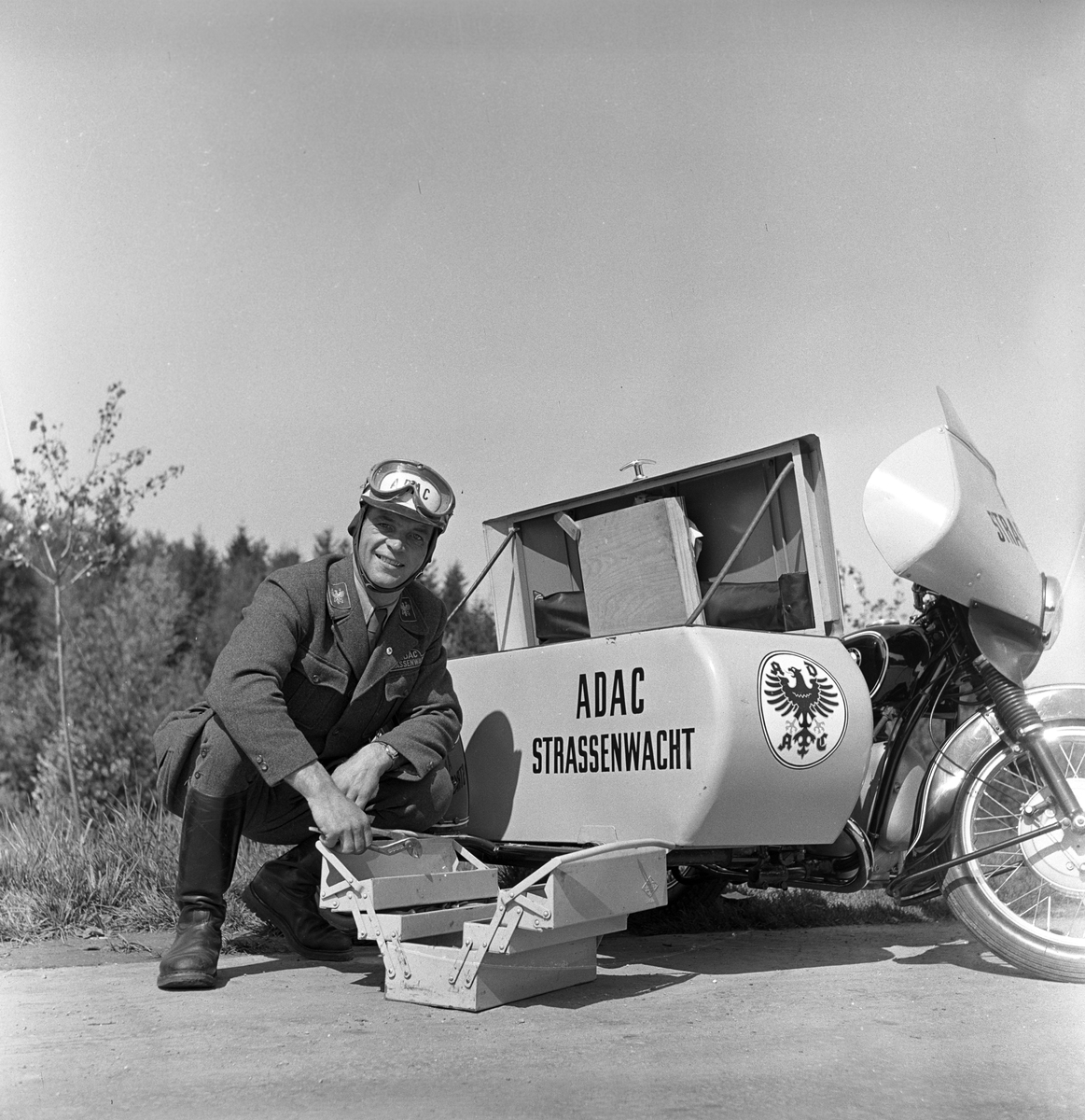 Serie. Ny autobahn i Tyskland. Motorsyklist med motosykkel med sidevogn. Fotografert 1954.