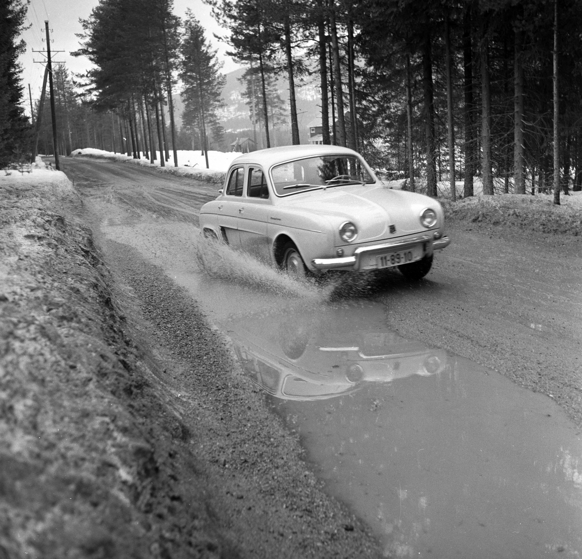 Serie. Veireportasje mellom Oslo og Oset i Hallingdal. Fotografert april 1960.