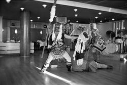 Serie. Indianske dansere fra Alaska opptrer på Fornebu i Osl