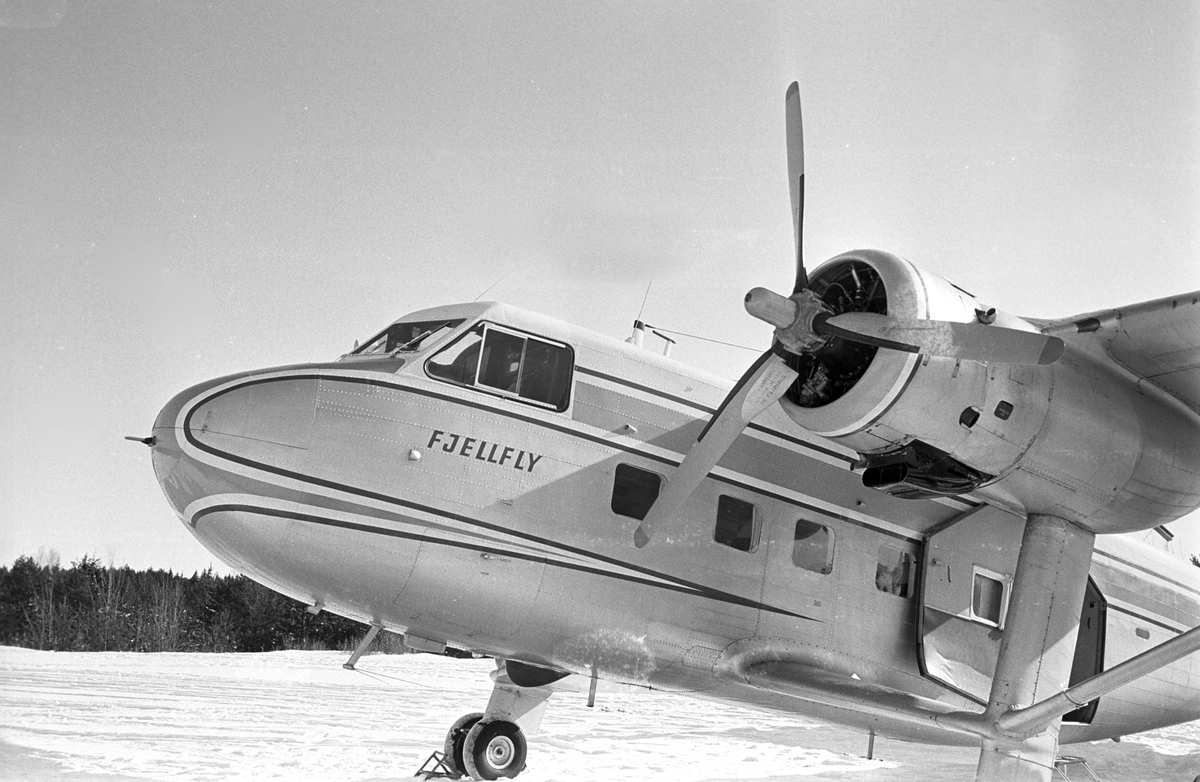 Serie. Flyet "Fjellfly", type Twin Pioneer, står på bakken. Flymannskap Snorre Kjetilsson, flyvertinne og 1. flyger Tvedte. Fotografert mars 1965.