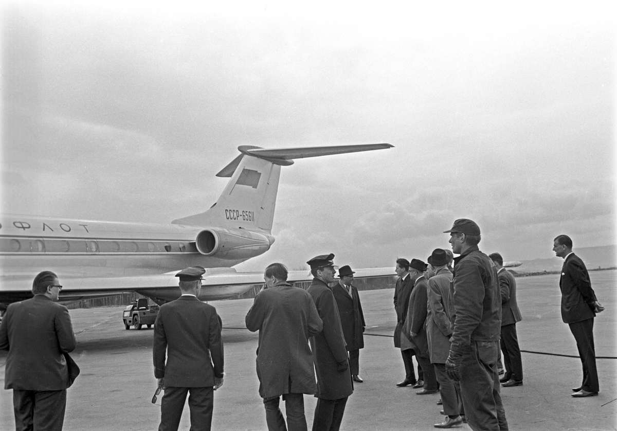 Serie. Flyrute mellom Oslo-Moskva åpnes. Et Sovjetisk fly første gang i Oslo. Menn står foran flyet.
