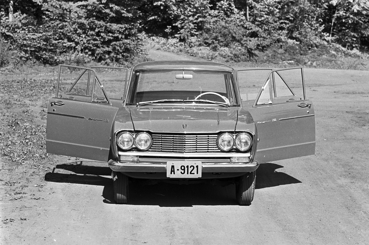 Serie. Presentasjon av den japanske bilen Gloria med interiør. Fotografert 1965.