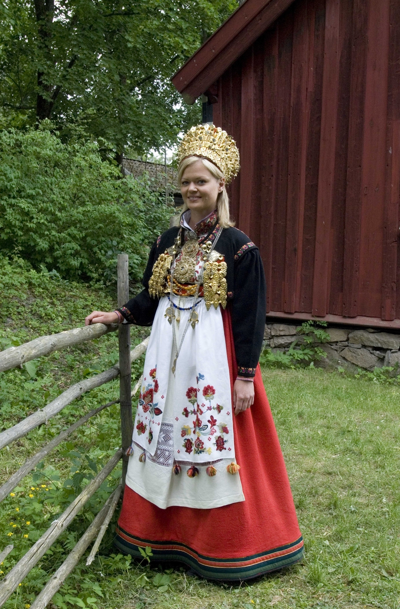 En serie bilder av kvinne i brudedrakt fra Telemark.