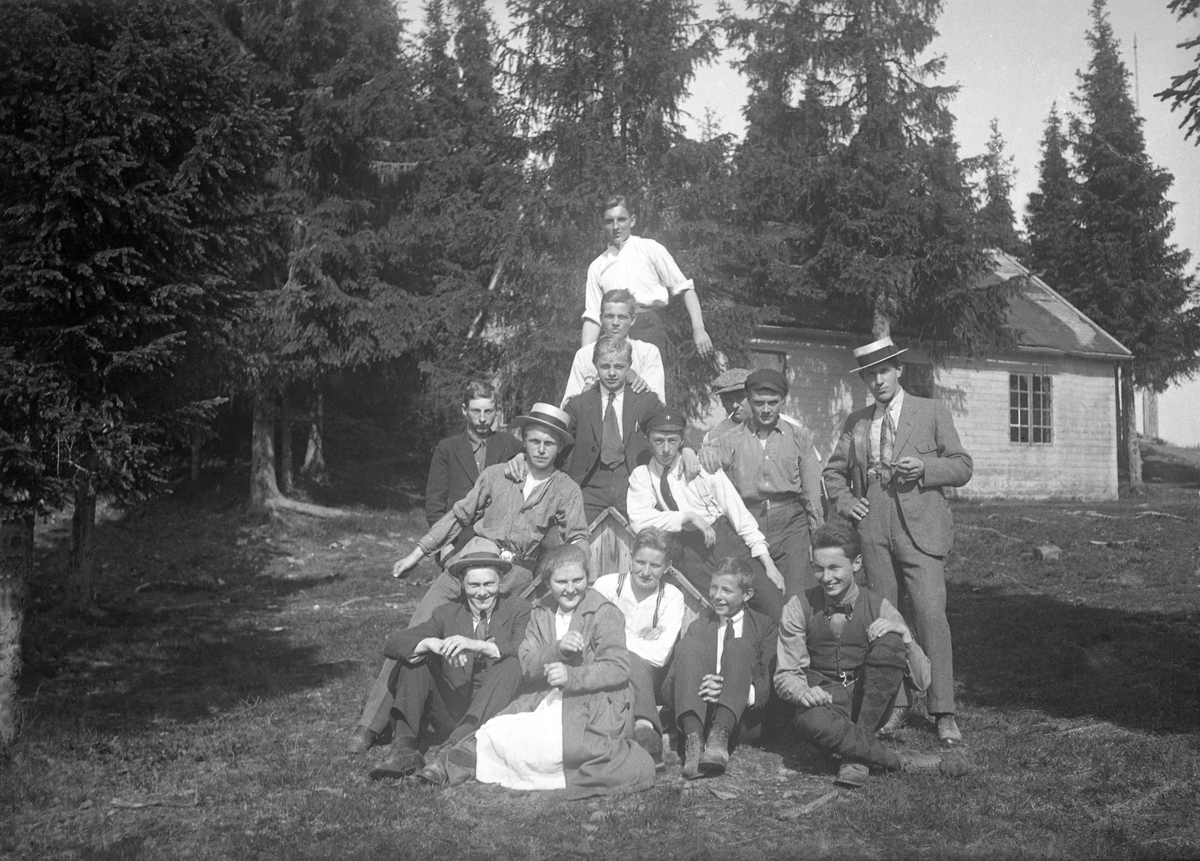 Gymnasiaster på tur. Gruppebilde foran våningshus. Fotografert ca.1919.