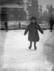Guri Arentz står på skøyter. Fotografert 1933.