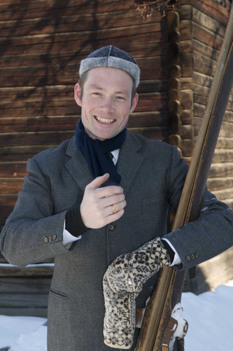 En serie med bilder av utkledd mann i klær anno 1870-1900 som går på ski på jordet bak festplassen.
Illustrasjonsfotografier.