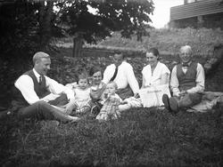 Familiene Arentz og Ramstad sitter i hagen, Bygdøy. Fotograf