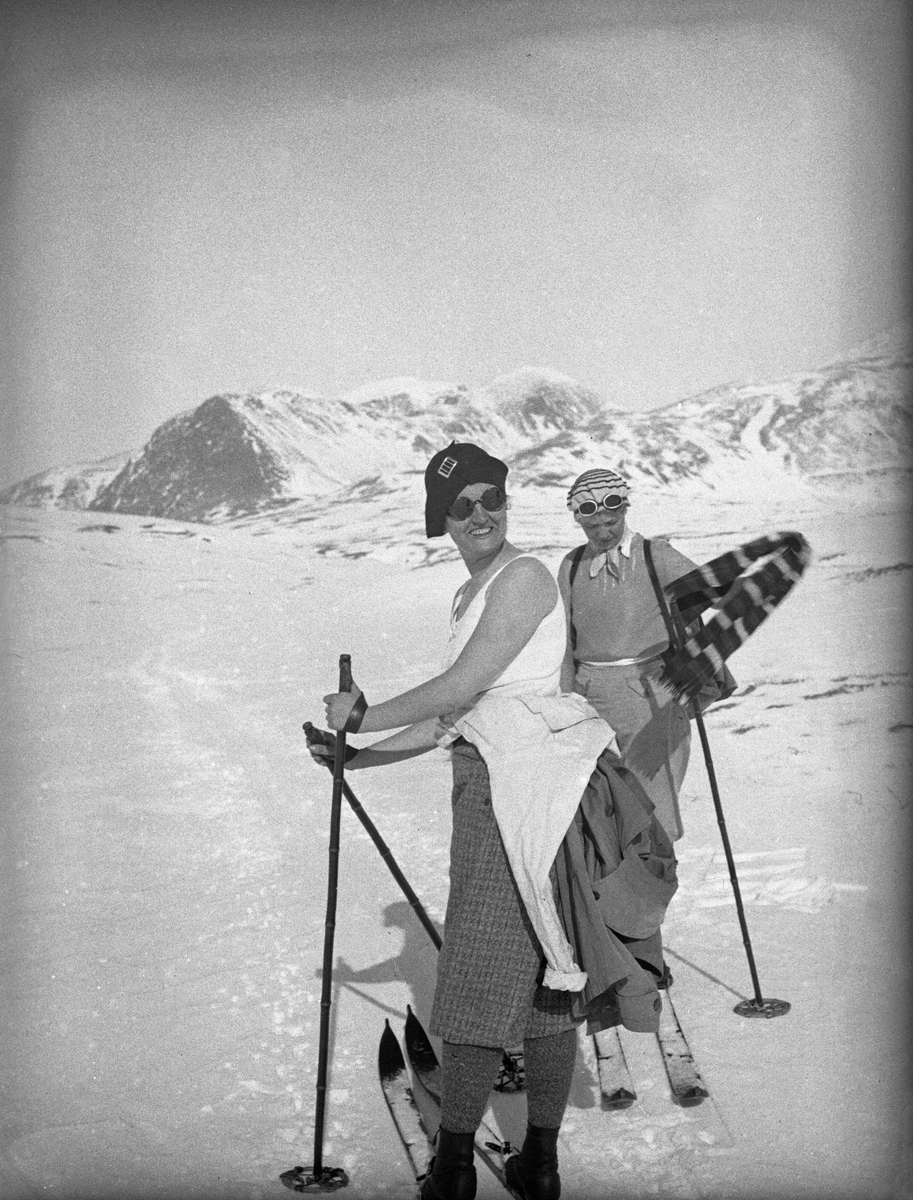 Dordi Arentz og en annen kvinne går på ski i påskefjellet. Fotografert påsken 1932.