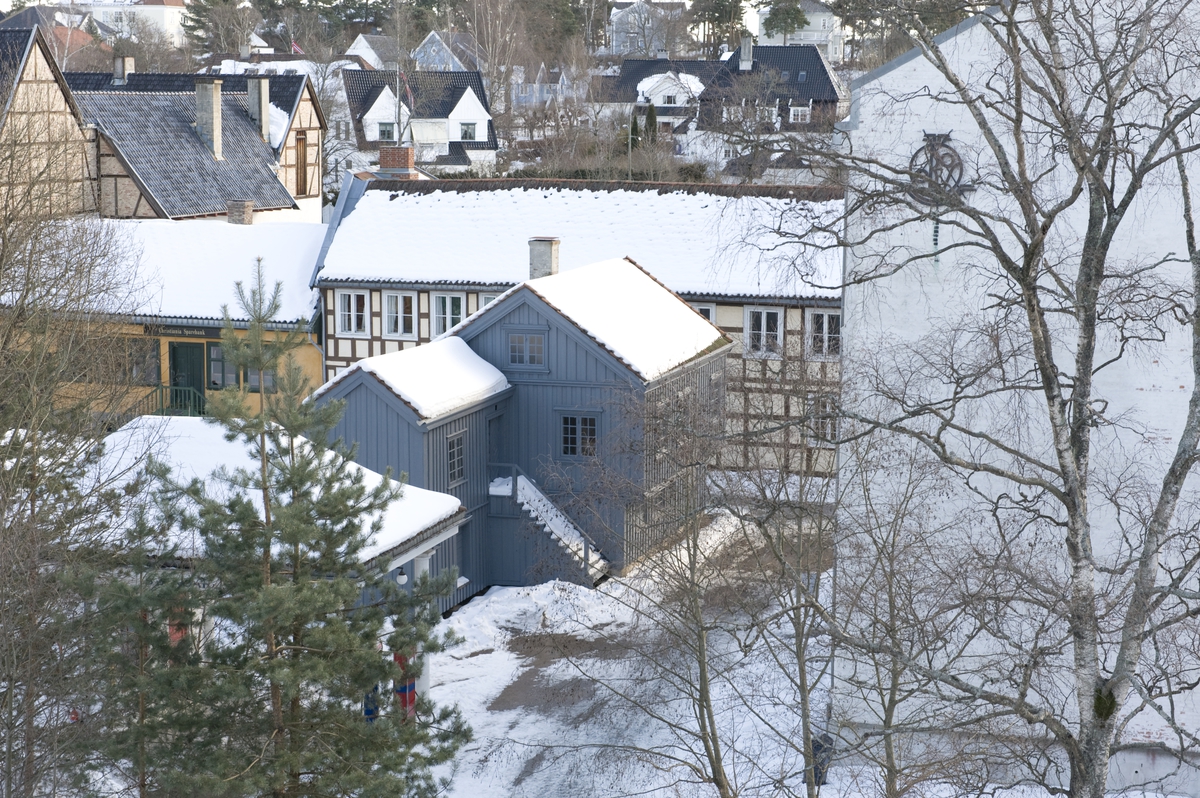 Oversikt over "Barthegården" med banken i bakgrunnen. Til høyre skimtes OBOS-gården. Norsk Folkemuseum, mars 2010.