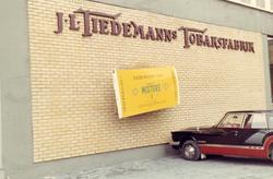 Skilt med reklame for Tiedemanns Gul på fasaden til Tiedeman