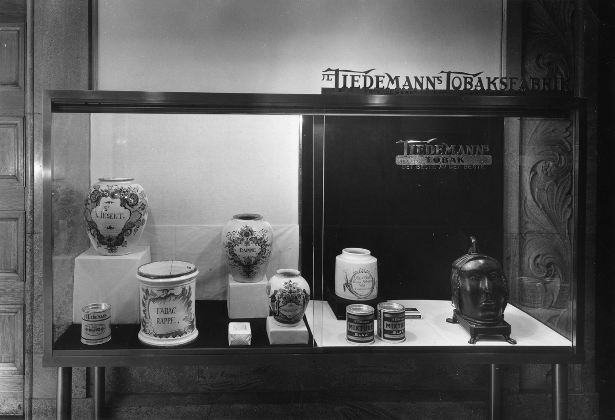 Utstilling ved Kunstindustrimuseet 1936. Montre med utstilling av  tobakk og gjenstander/rekvisitt fra Tiedemann.