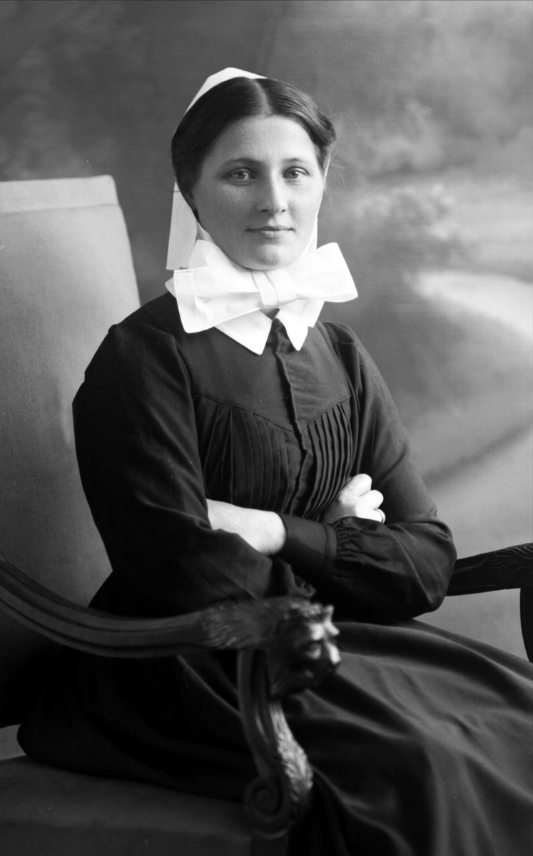 Portrett, sykepleier. Søster Borghild Myrseth.
