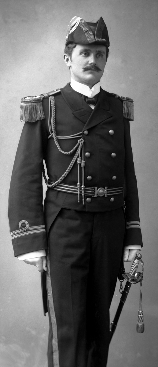 Portrett, Harald Hartmann i uniform som premierløytnant ved marinen.