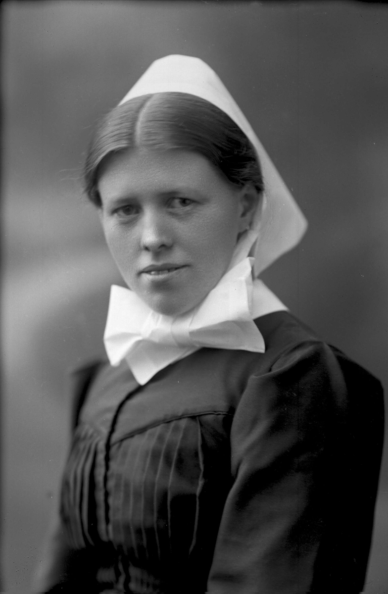 Portrett, sykepleier. Ragna Indrebø.
