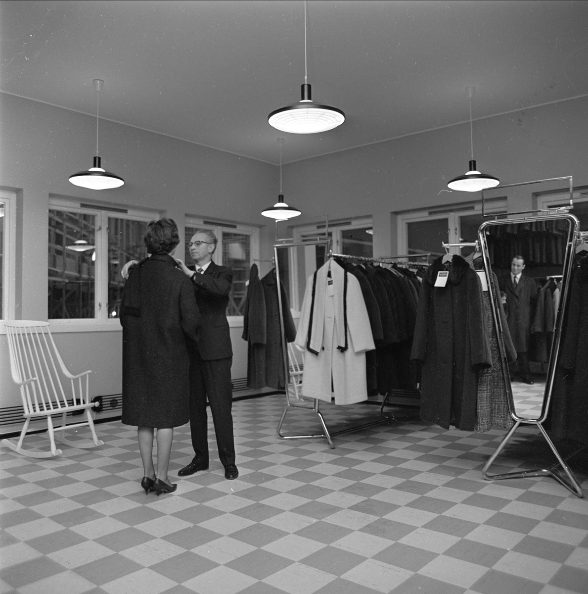 Rabattsenteret, Grønland, Oslo 1962. Interiør forretning for dameklær.