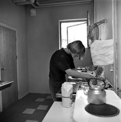 Nord-Norges studenthus, student på kjøkken, Oslo april 1963.