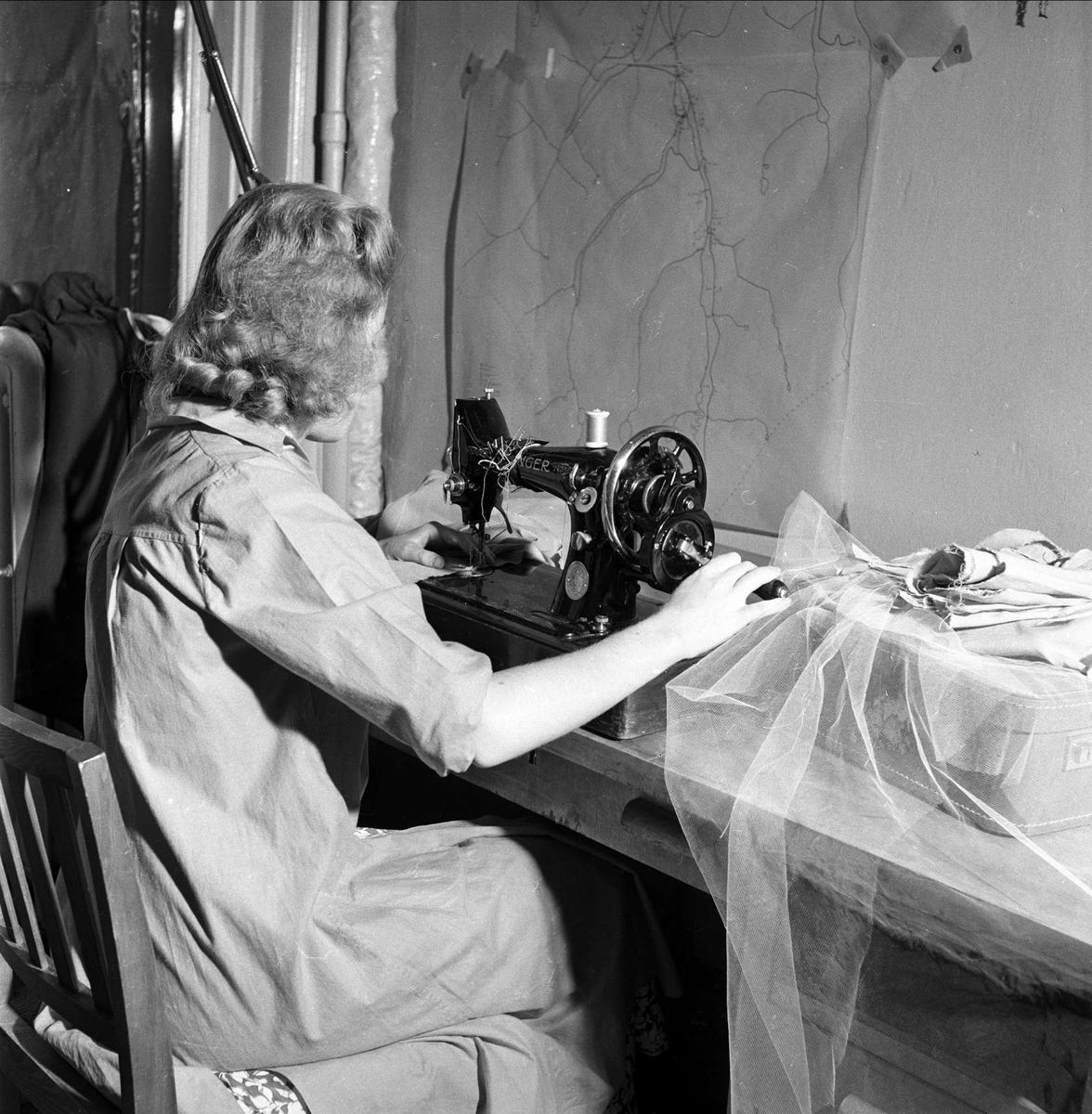 Student ved symaskin. August 1950. Studentrevy, forberedelser.