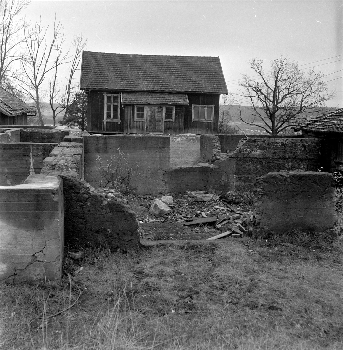 Ruinene etter Rud skole i Rælingen som brant i 1943. Fra reportasje i Dagbladet om elendige skoleforhold 17.10.1952.