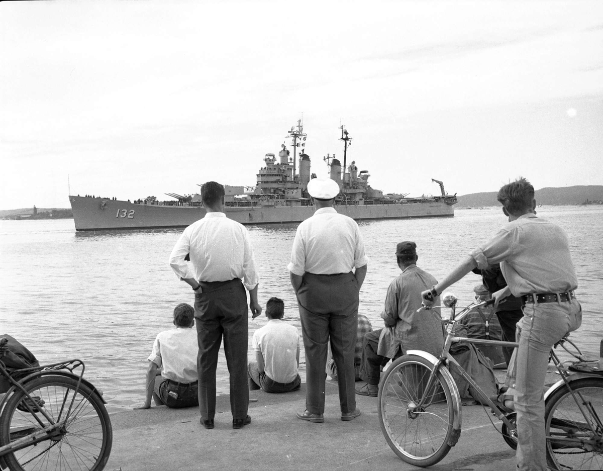 Mennesker med sykler, marinefartøy, flåtebesøk. Juli 1958.