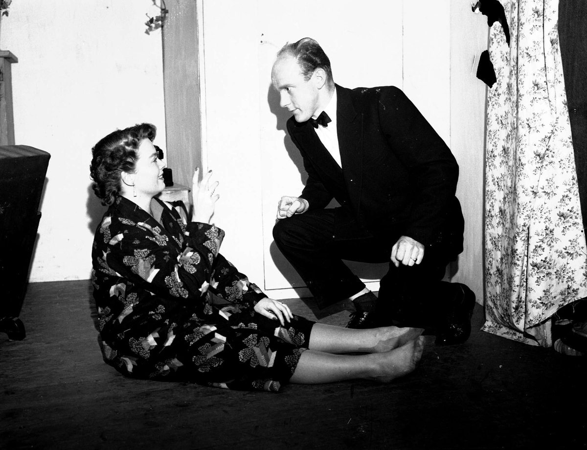 Kvinne og mann. 26.10.1953. Bygdelag, Romerikslaget.