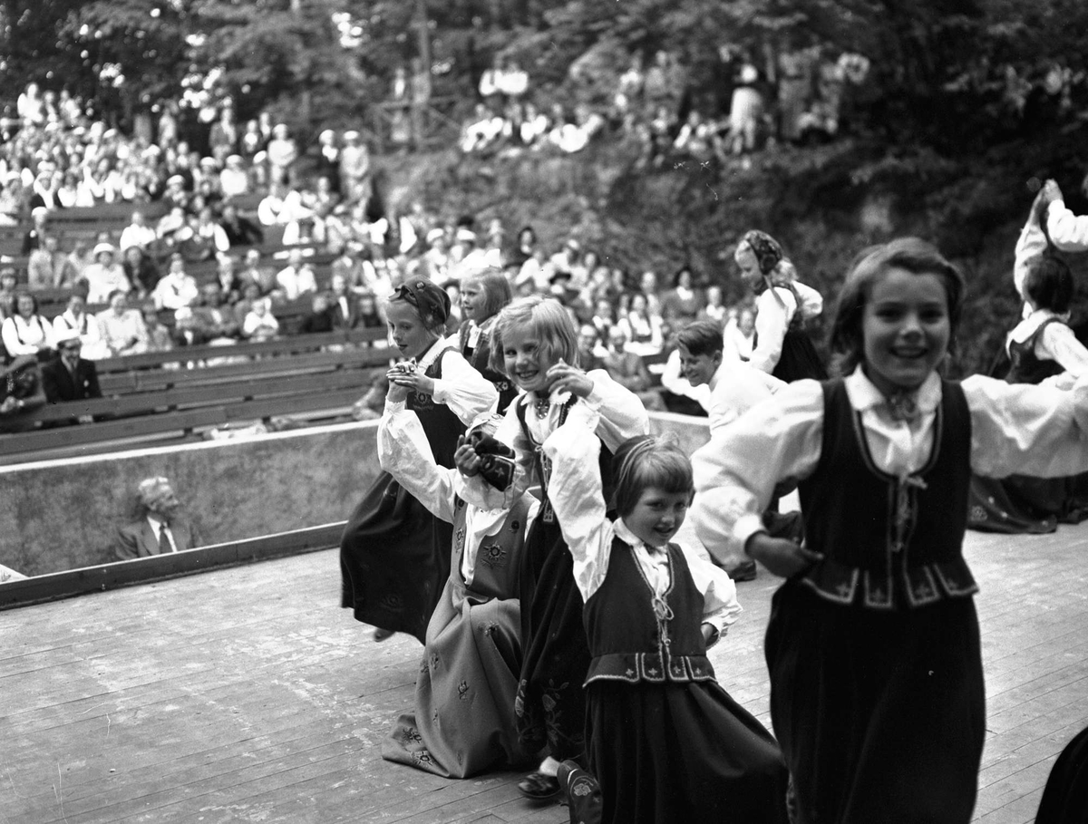 Oslo fylkeslag jubileumsfest på Norsk Folkemuseum, Bygdøy, Oslo, juni 1950. Folkedans.