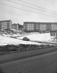 Tonsenhagen, Oslo, 10.08.1957. Boligblokker og vei med bil.