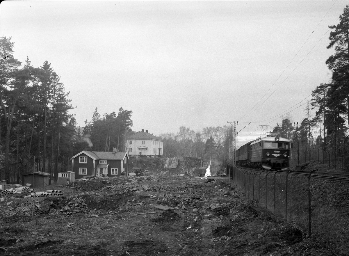 Drammensveien, Oslo. 29.09.1955. Jernbane og boliger.
