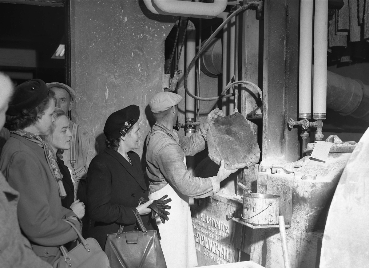Askim Viking Gummivarefabrikk, Østfold, 01.01.1952. Gruppe blir vist rundt i fabrikken. 