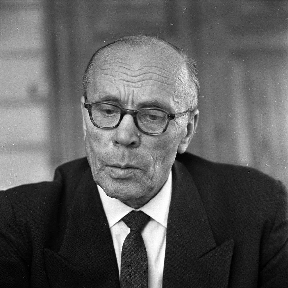 Sammenslåing av Aurskog og nabokommune. Aurskog, januar 1964. Mann med briller, dress og slips.